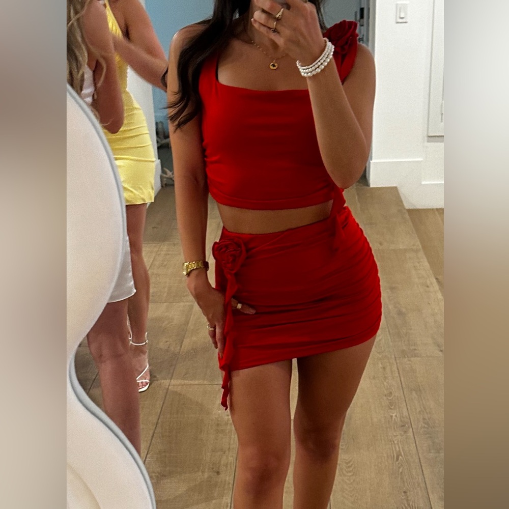 Red Amazon Set - Picture 6 of 6